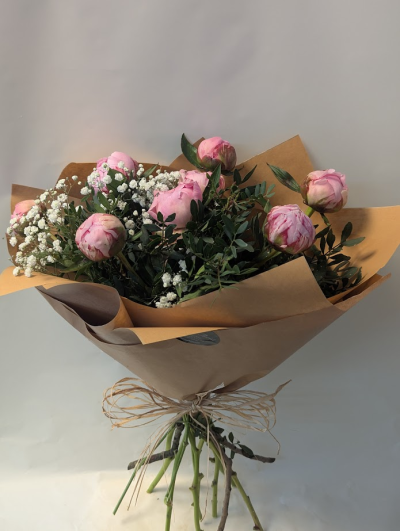 peony perfection - peony gyp and foliage
Celebrate timeless elegance with our blush peony and gyp bouquet beautiful handtied bouquet Birthdays, Anniversaries or simply to brighten someone's day