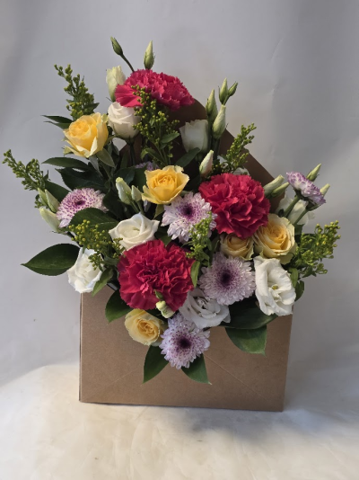 A little note to say - lovely cute arrangement to send your best wishes whether it be just to say hi, brighten their day, get well, Birthday wishes or even to say thank you,
this is a florist choice item which means we will choose the flower content and colours, pic is an example it should be fairly similar but our stock changes daily to keep it fresh so may vary