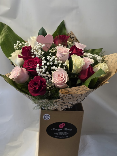 18 mixed roses v26 - 18 ivory, red and pink roses