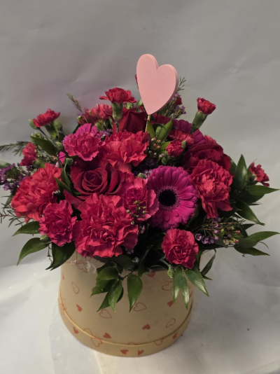 romantic hatbox - red and hotpink arrangement in a hatbox